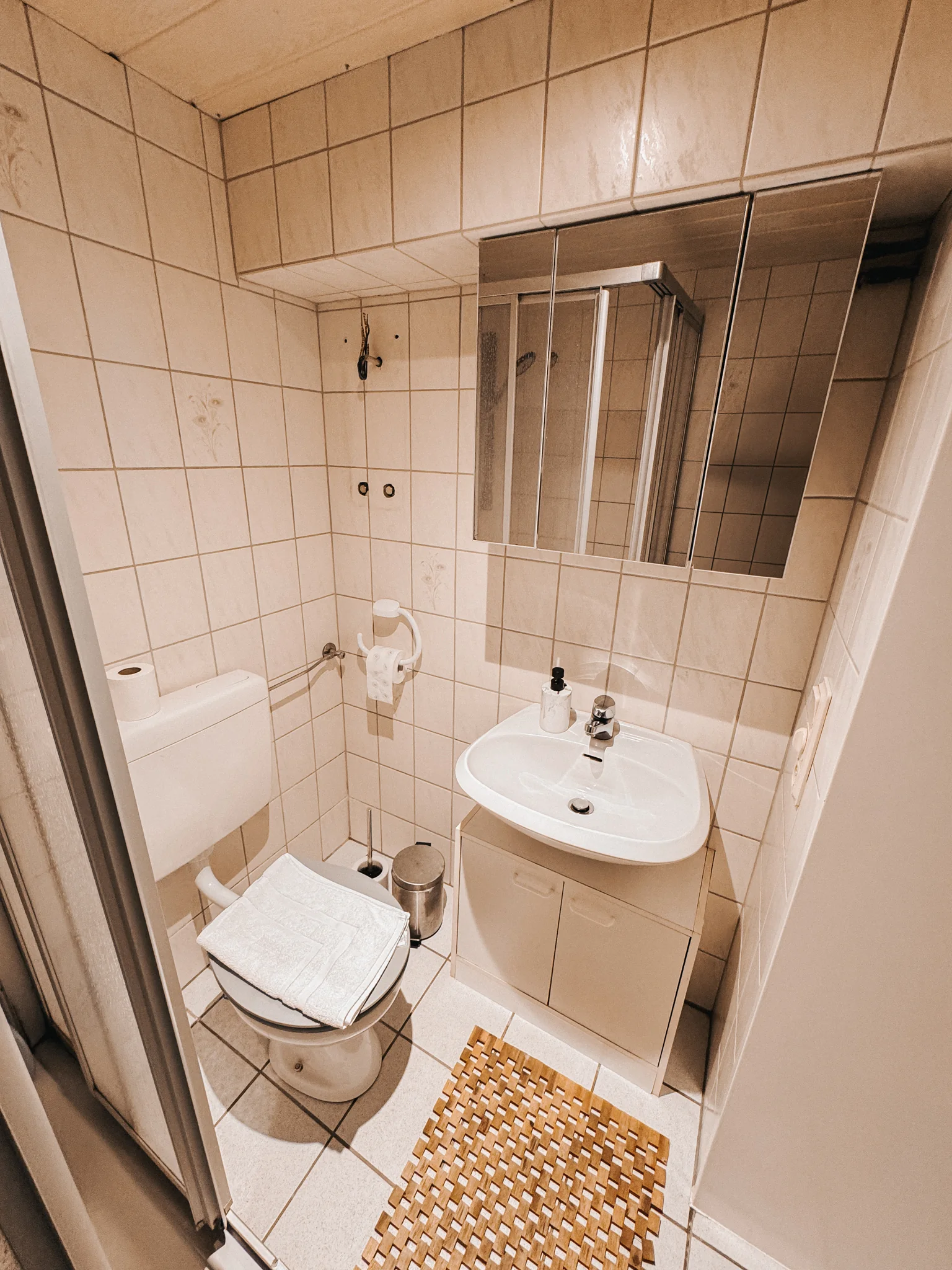 Weitwinkelansicht des Badezimmers
