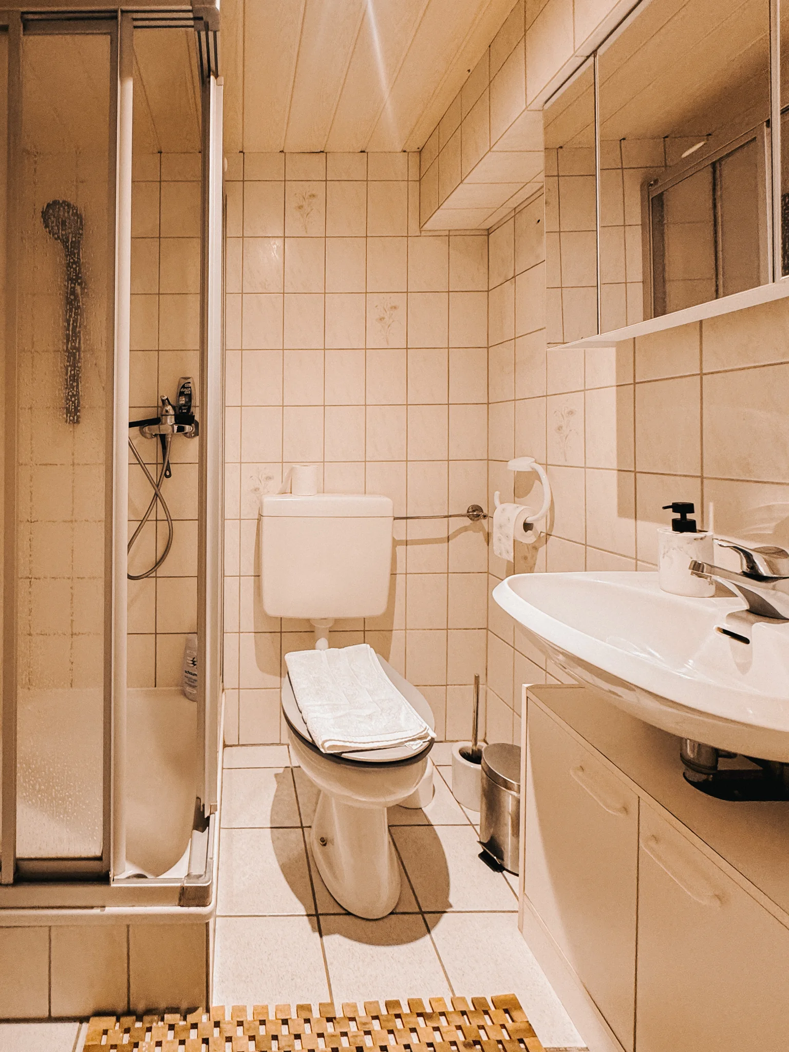 Waschplatz und Toilette im Badezimmer