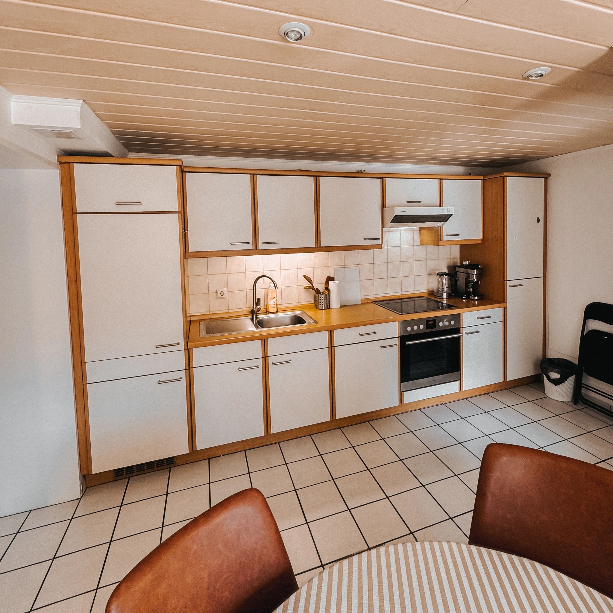 Voll ausgestattete separate Küche