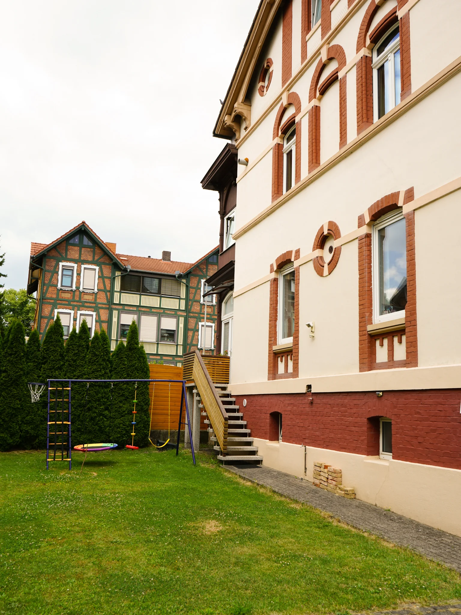 Grüne Gartenfläche und historische Architektur am Hain 17