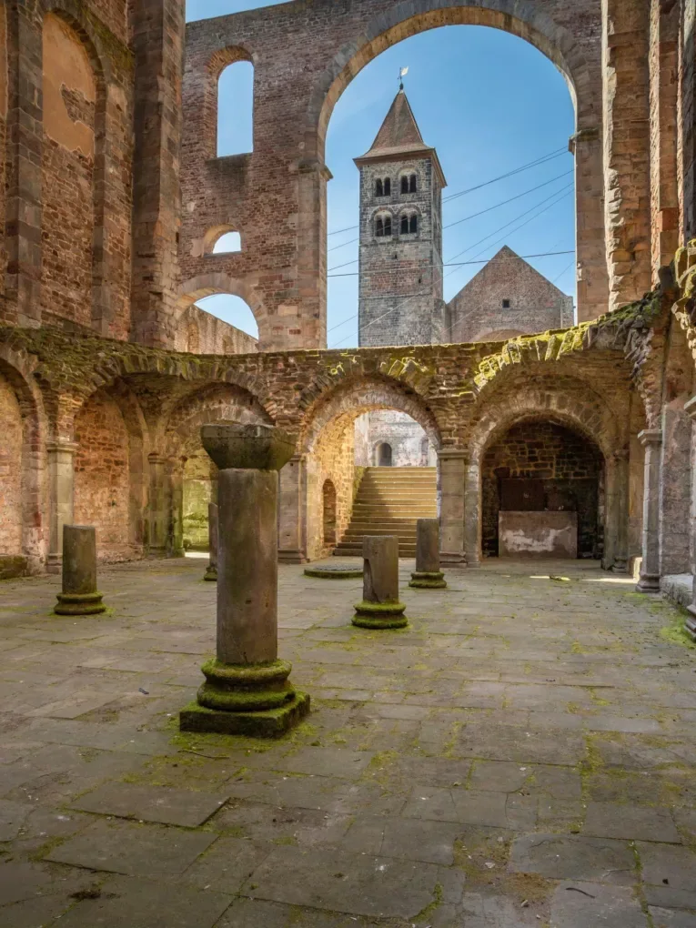 Romanische Bögen und Turm der Stiftsruine Bad Hersfeld