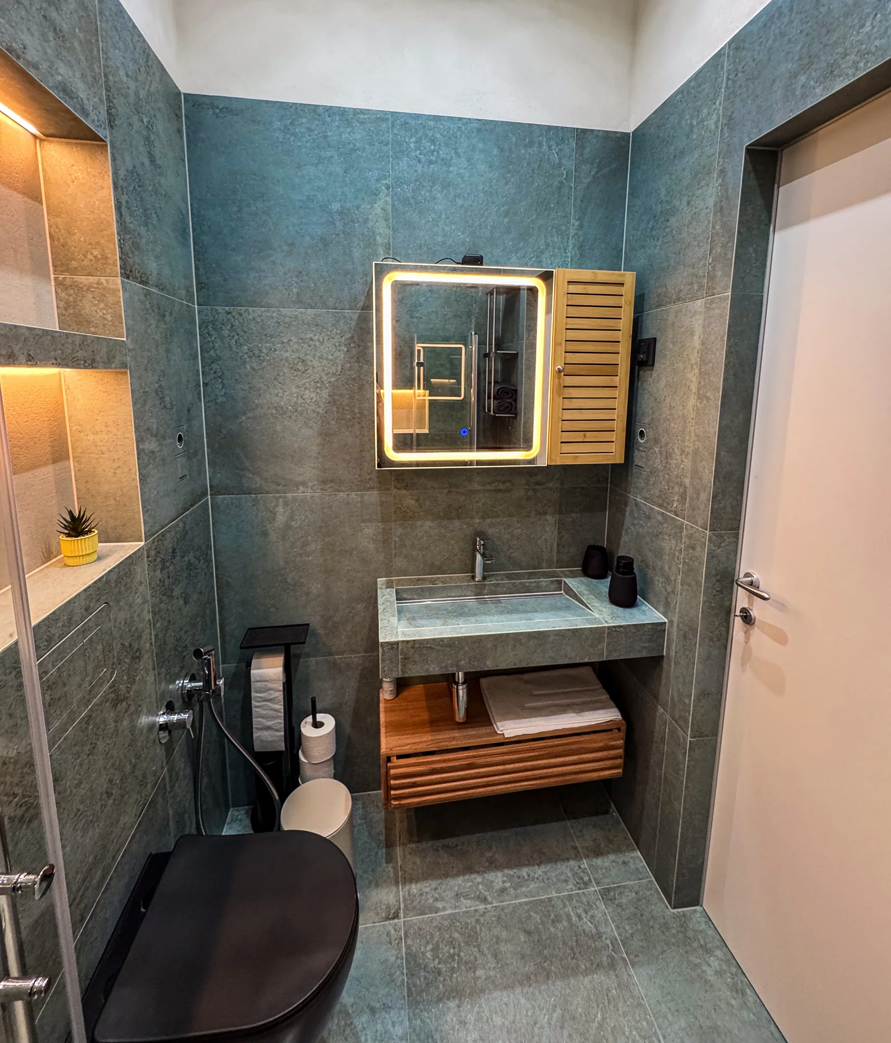 Badezimmer mit Spiegel und Waschplatz