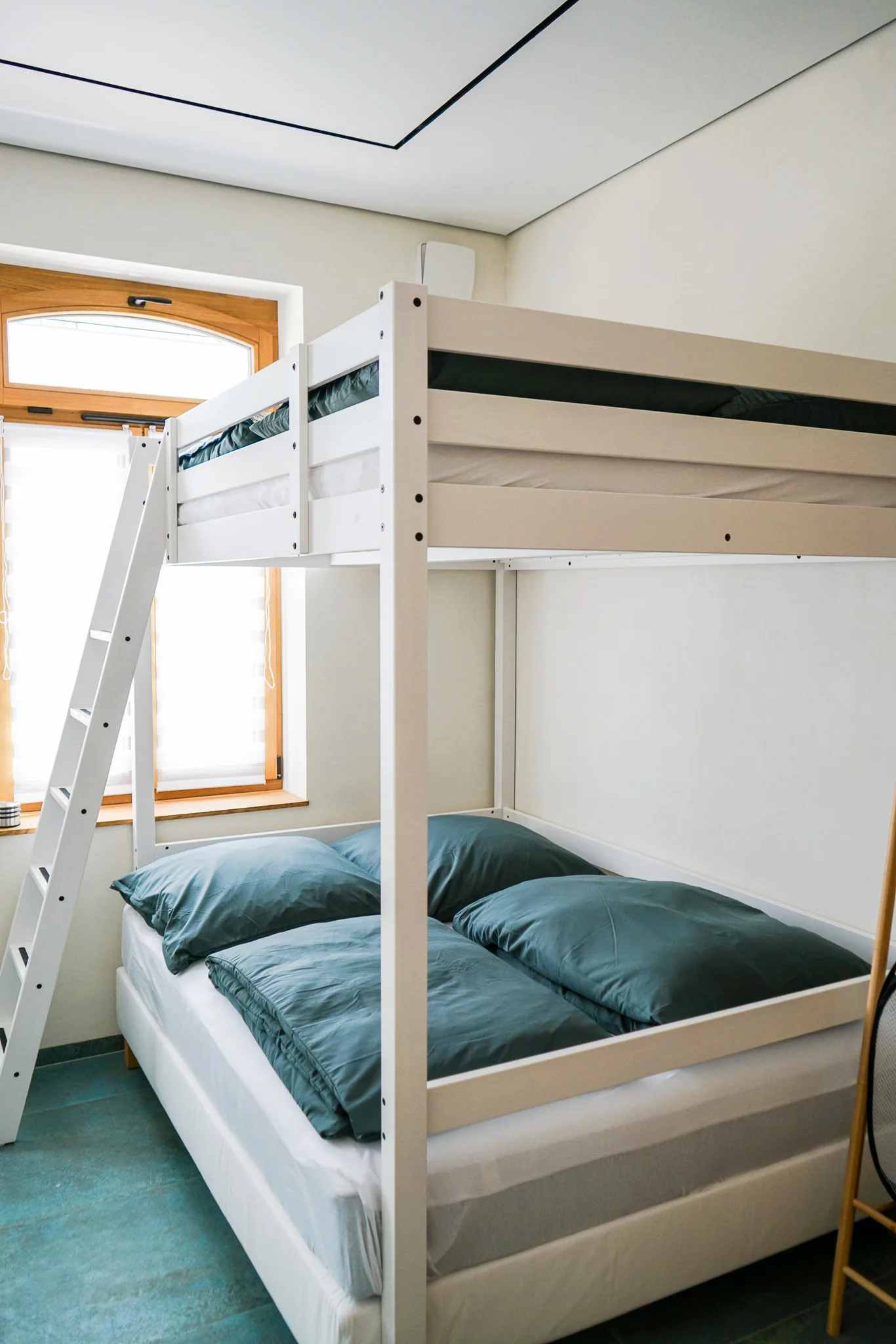 Hochbett mit zusätzlichen Schlafplätzen