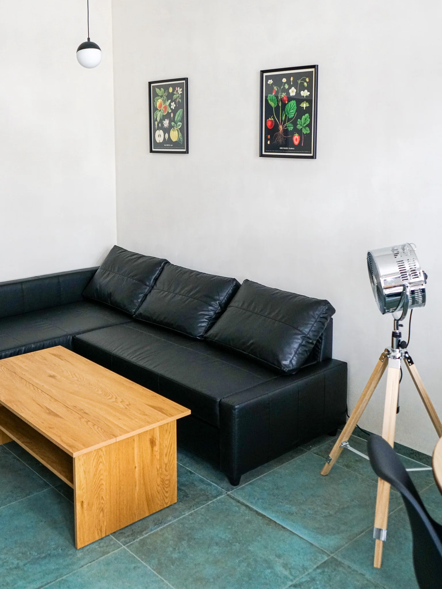 Schwarzes Sofa im Wohnbereich