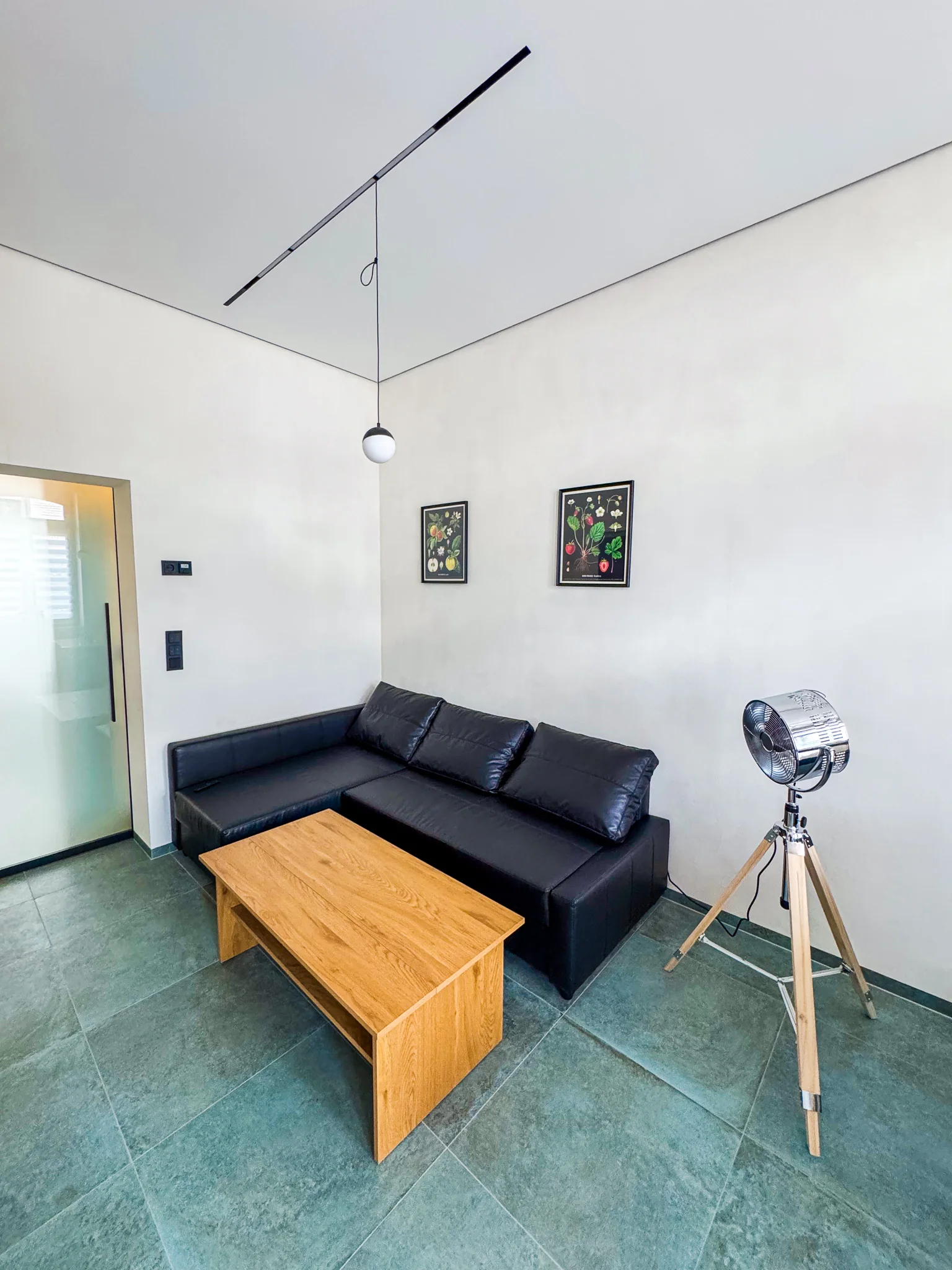 Weitwinkelansicht des Wohnzimmers mit Fernseher