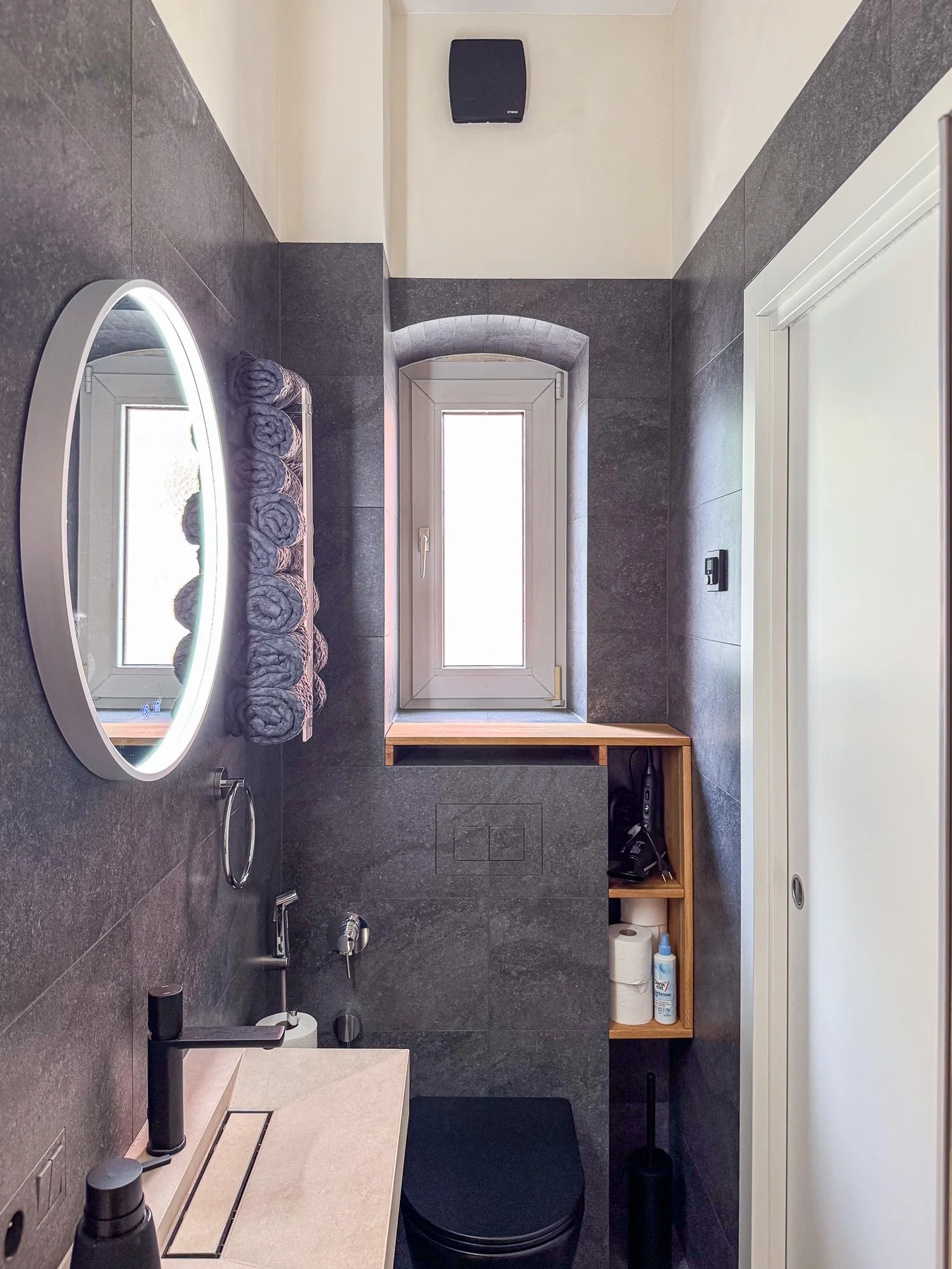 Badezimmer mit WC, Waschplatz und Dusche