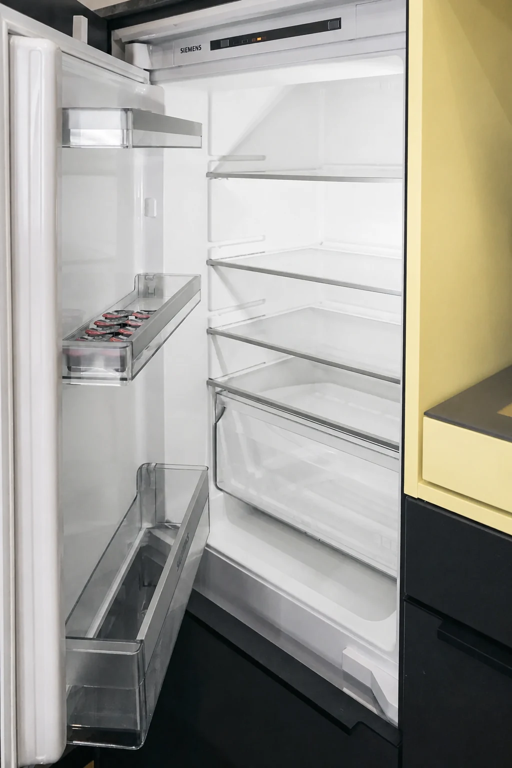 Geöffneter, fest eingebauter Kühlschrank