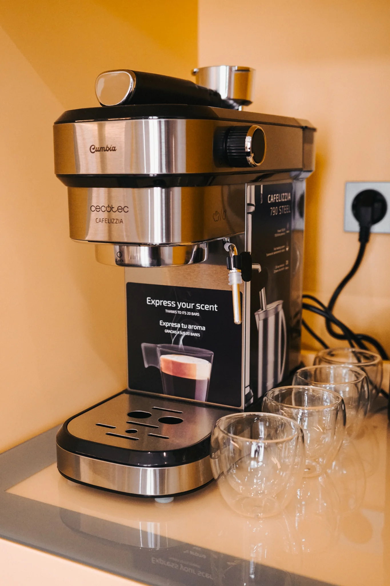 Espressomaschine und Gläser