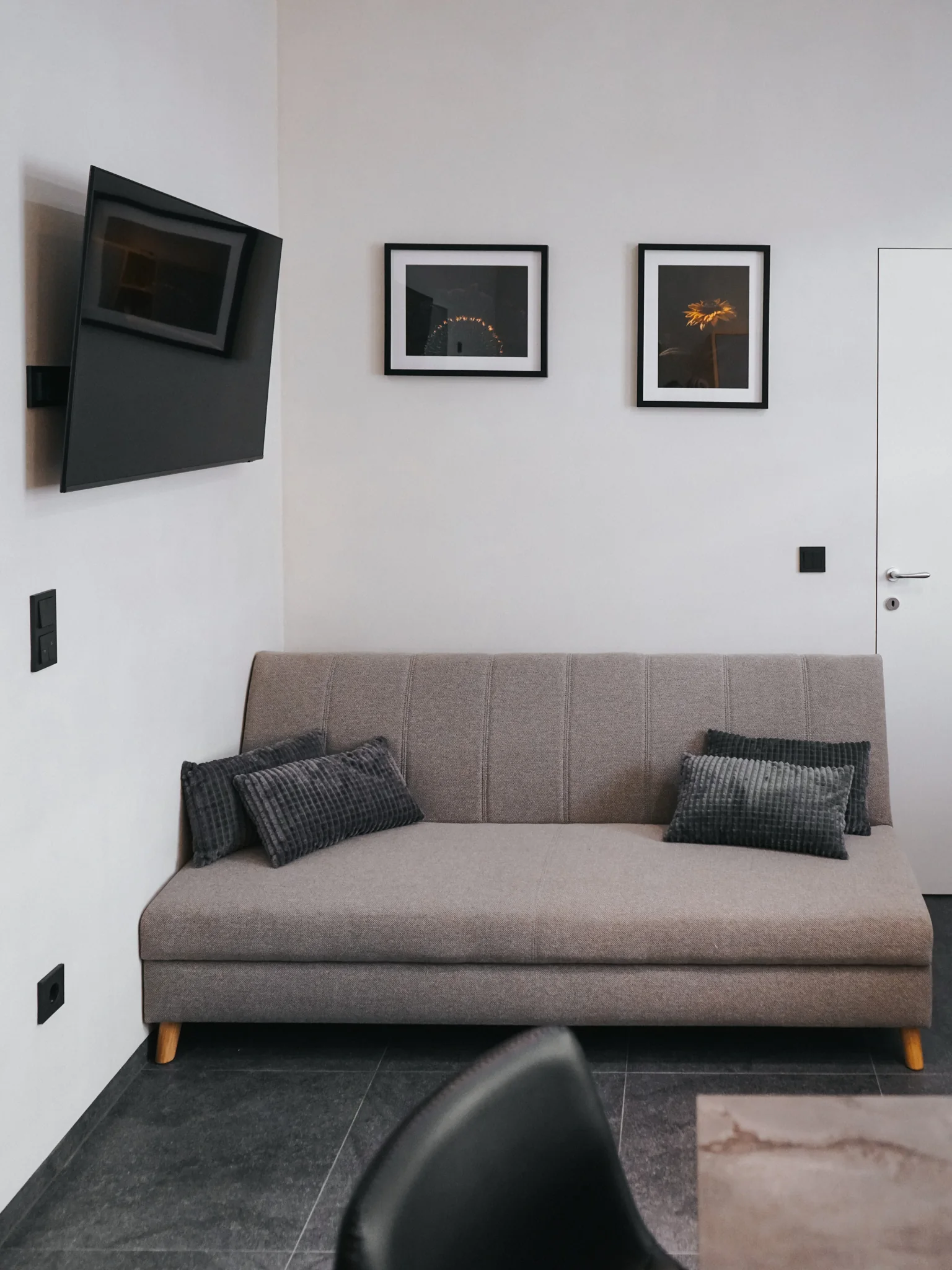 Graues Schlafsofa im Wohnbereich, zusammengeklappt